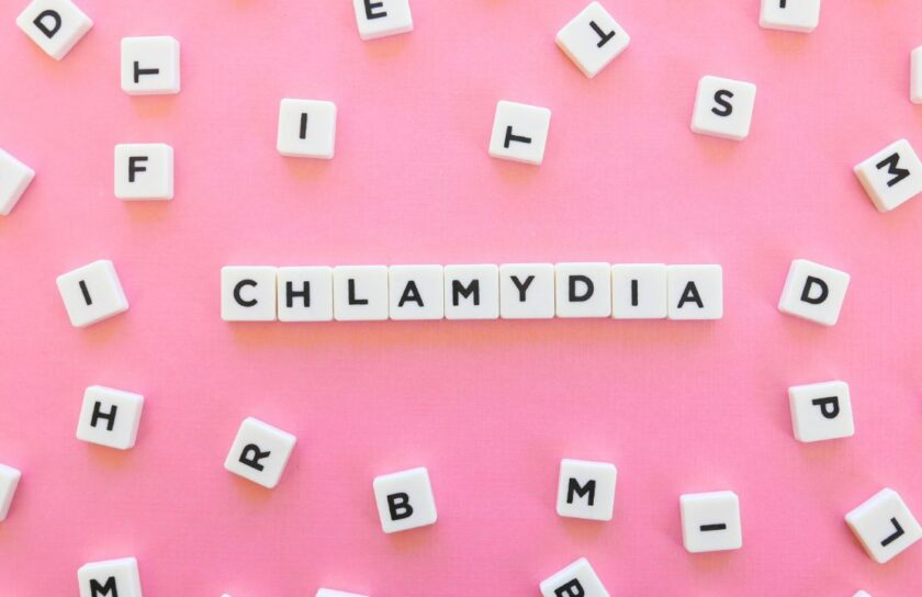 Letterblokjes spellen het woord chlamydia