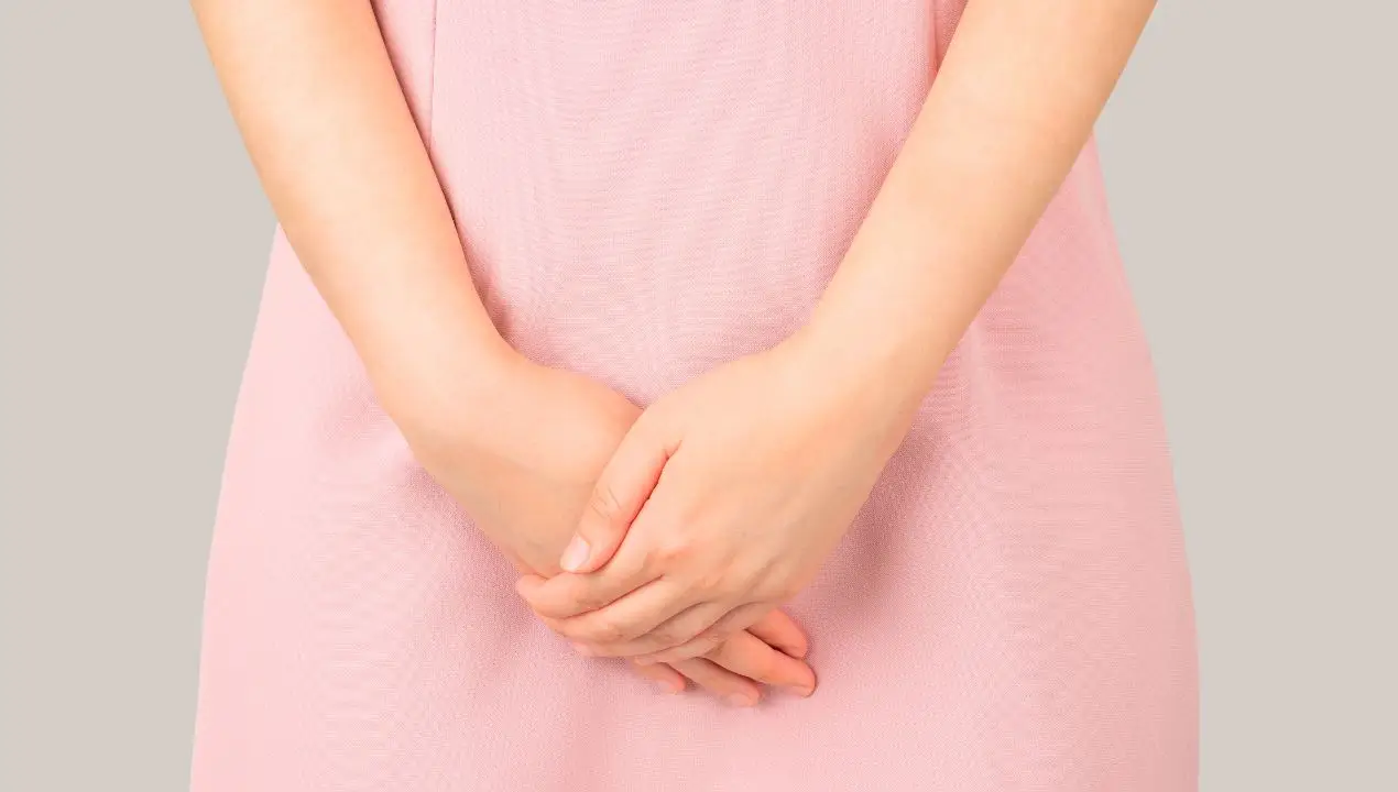 Vrouw houdt handen samen in een teken van bezinning of verzoek